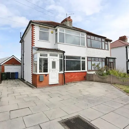 Villa Seaside Stroll Retreat With Free Parking Cleveleys Esterno foto