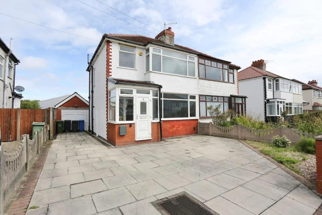 Seaside Stroll Retreat With Free Parking Cleveleys